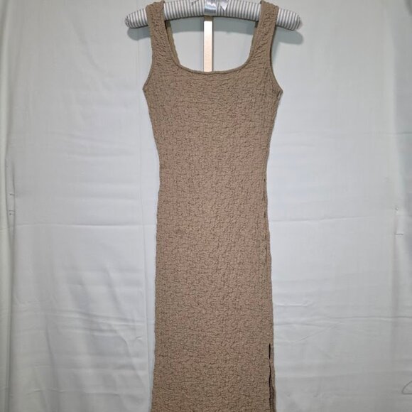 NWT Sadie & Sage Popcorn Midi Dress w/ Slit Taupe S - Picture 1 of 9
